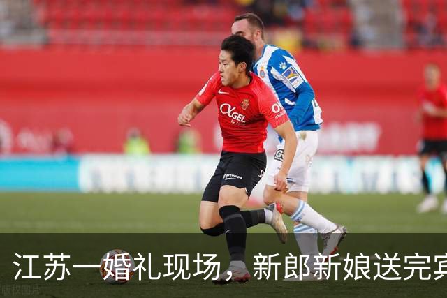 江苏一婚礼现场，新郎新娘送完宾客后深深对视随后泪崩，新郎温柔地对妻子说了句“新婚快乐”；这一幕刷屏全网：看懂了什么叫一眼万年